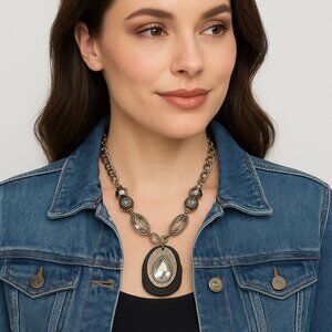 Laura Ashley Statement Necklace ✨